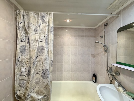 Продам трехкомнатную (3-комн.) квартиру, Камозина ул, 43, Брянск г