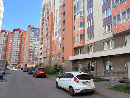 Продам трехкомнатную (3-комн.) квартиру, Петровский б-р, 2к1, Мурино п
