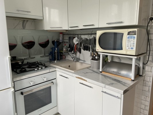 Продам трехкомнатную (3-комн.) квартиру, Рощинская ул, 20, Гатчина г