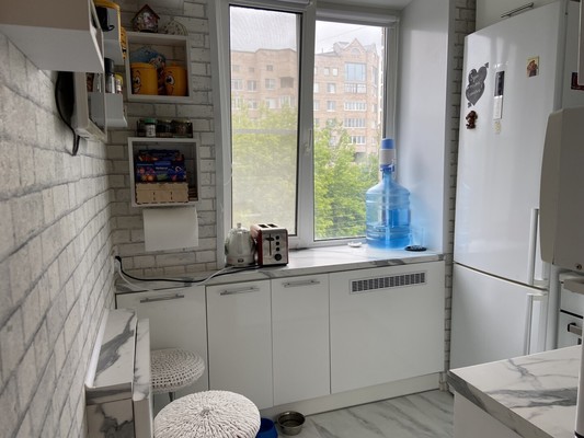 Продам трехкомнатную (3-комн.) квартиру, Рощинская ул, 20, Гатчина г