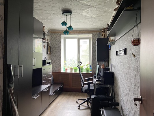 Продам трехкомнатную (3-комн.) квартиру, Рощинская ул, 20, Гатчина г