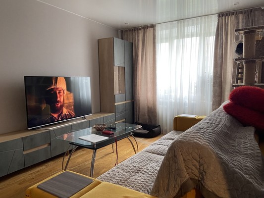 Продам трехкомнатную (3-комн.) квартиру, Рощинская ул, 20, Гатчина г