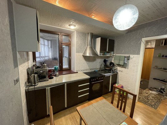 Продам трехкомнатную (3-комн.) квартиру, Воровского ул, 20, Мурманск г