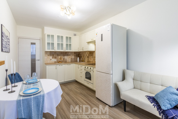 Продам однокомнатную (1-комн.) квартиру, Ленинградская ул, 38к1, Парголово п