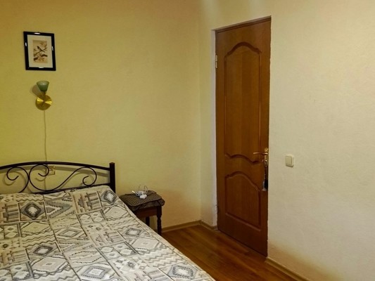 Продам трехкомнатную (3-комн.) квартиру, Гайдара ул, 18, Симферополь г