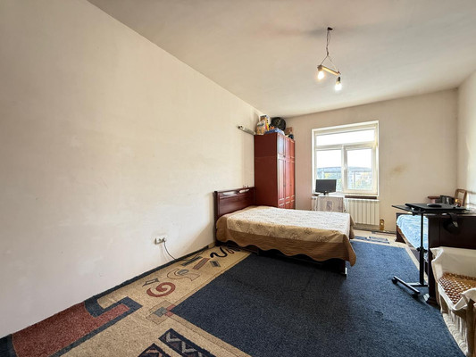 Продам трехкомнатную (3-комн.) квартиру, Толстого ул, 180кБ, Нальчик г