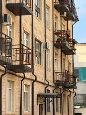 Продам трехкомнатную (3-комн.) квартиру, Толстого ул, 180кБ, Нальчик г
