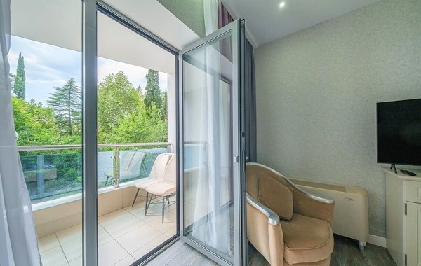 Продам трехкомнатную (3-комн.) квартиру, Курортный (Хостинский р-н) пр-кт, 925, Сочи г