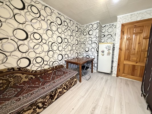 Продам двухкомнатную (2-комн.) квартиру, Севастопольская ул, 94, Симферополь г