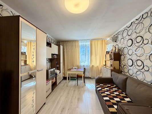 Продам двухкомнатную (2-комн.) квартиру, Севастопольская ул, 94, Симферополь г