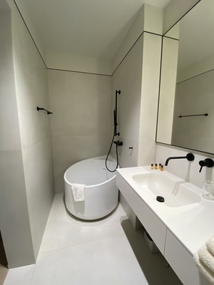 Продам трехкомнатную (3-комн.) квартиру, Курортный (Хостинский р-н) пр-кт, 18, Сочи г