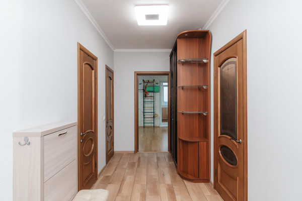 Продам трехкомнатную (3-комн.) квартиру, Красногвардейская ул, 11, Ханты-Мансийск г