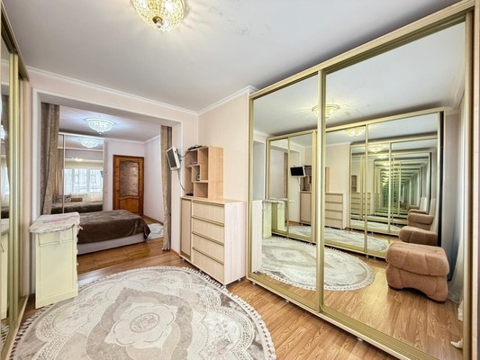 Продам трехкомнатную (3-комн.) квартиру, Атажукина ул, 8, Нальчик г
