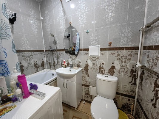 Продам двухкомнатную (2-комн.) квартиру, Большая ул, 163, Ишим г