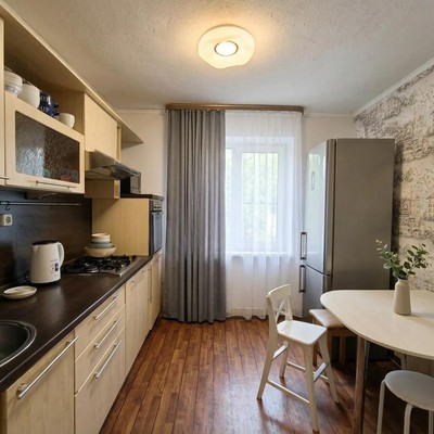 Продам трехкомнатную (3-комн.) квартиру, Гагарина ул, 220кА, Ханты-Мансийск г