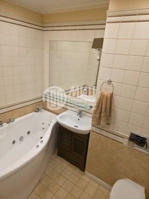 Продам трехкомнатную (3-комн.) квартиру, Подмосковный б-р, 11, Красногорск г
