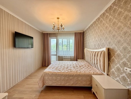Продам трехкомнатную (3-комн.) квартиру, Воровского ул, 60, Симферополь г