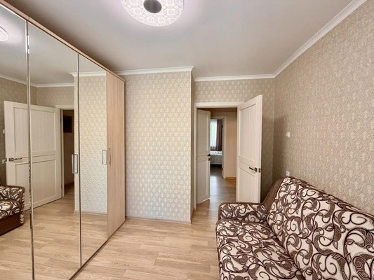 Продам трехкомнатную (3-комн.) квартиру, Воровского ул, 60, Симферополь г