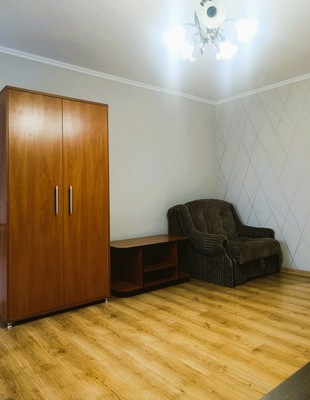 Продам трехкомнатную (3-комн.) квартиру, Озерная ул, 2, Калининград г
