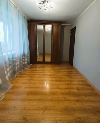 Продам трехкомнатную (3-комн.) квартиру, Озерная ул, 2, Калининград г