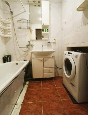 Продам трехкомнатную (3-комн.) квартиру, Озерная ул, 2, Калининград г