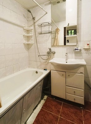 Продам трехкомнатную (3-комн.) квартиру, Озерная ул, 2, Калининград г