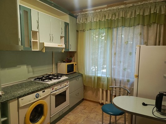 Продам двухкомнатную (2-комн.) квартиру, 60 лет Октября ул, 21, Симферополь г