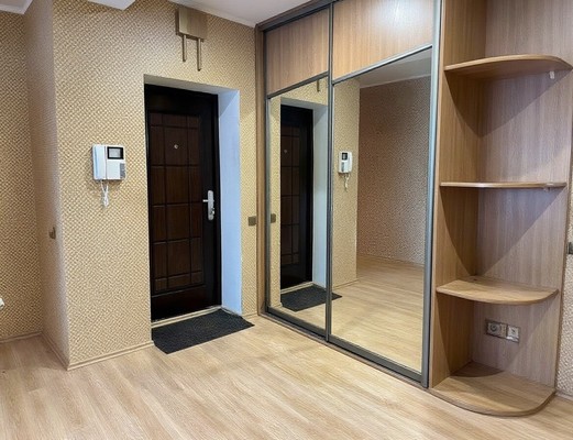 Продам трехкомнатную (3-комн.) квартиру, Земельная ул, 20, Калининград г