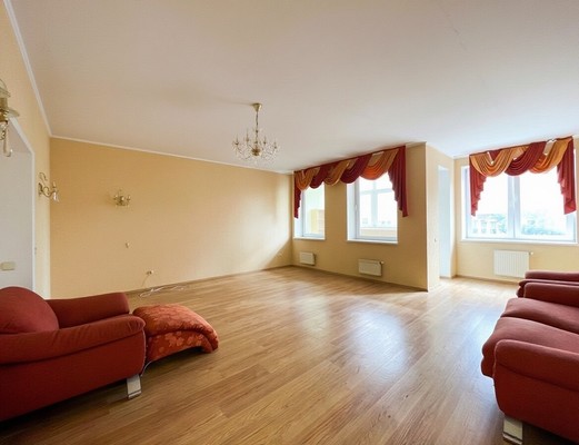 Продам трехкомнатную (3-комн.) квартиру, Земельная ул, 20, Калининград г