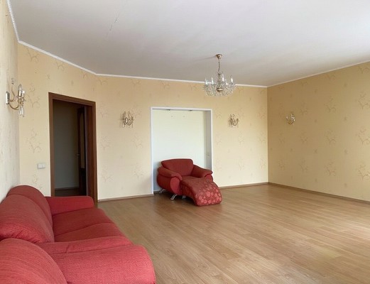 Продам трехкомнатную (3-комн.) квартиру, Земельная ул, 20, Калининград г
