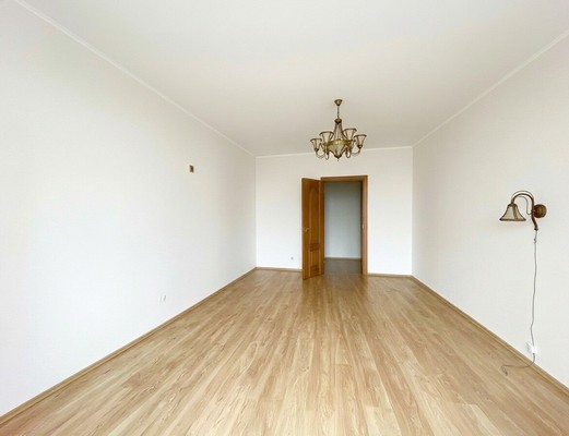 Продам трехкомнатную (3-комн.) квартиру, Земельная ул, 20, Калининград г