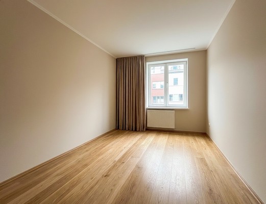 Продам трехкомнатную (3-комн.) квартиру, Земельная ул, 20, Калининград г