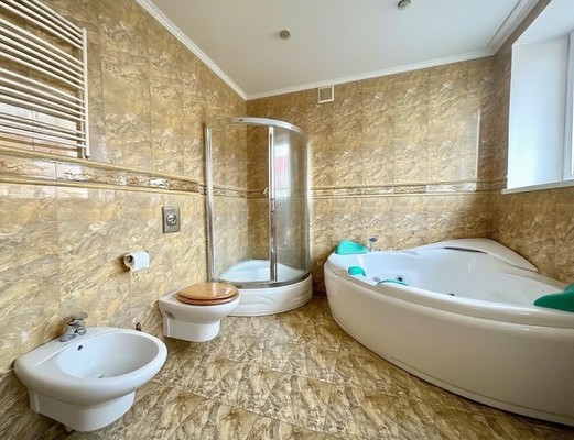 Продам трехкомнатную (3-комн.) квартиру, Земельная ул, 20, Калининград г