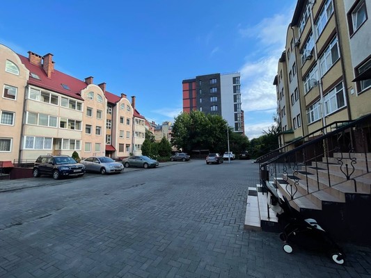 Продам трехкомнатную (3-комн.) квартиру, Земельная ул, 20, Калининград г