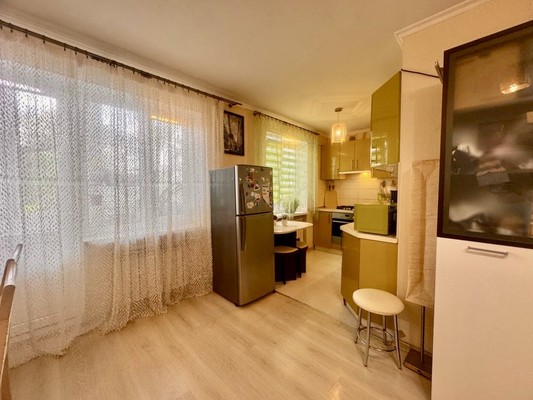 Продам трехкомнатную (3-комн.) квартиру, Кирова пр-кт, 14а, Симферополь г