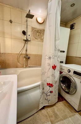 Продам трехкомнатную (3-комн.) квартиру, Кирова пр-кт, 14а, Симферополь г