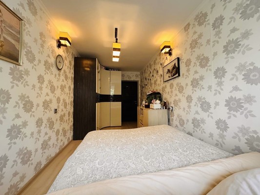 Продам трехкомнатную (3-комн.) квартиру, Кирова пр-кт, 14а, Симферополь г