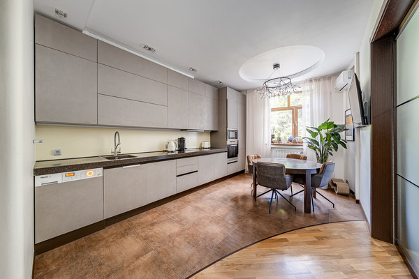 Продам трехкомнатную (3-комн.) квартиру, Ландышевая ул, 14к3, Москва г