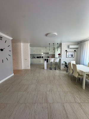 Продам трехкомнатную (3-комн.) квартиру, Коминтерна ул, 17, Ханты-Мансийск г