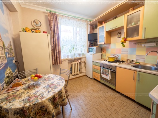 Продам трехкомнатную (3-комн.) квартиру, Чапаева ул, 8, Брянск г