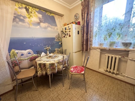 Продам трехкомнатную (3-комн.) квартиру, Чапаева ул, 8, Брянск г