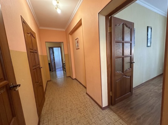 Продам трехкомнатную (3-комн.) квартиру, Чапаева ул, 8, Брянск г
