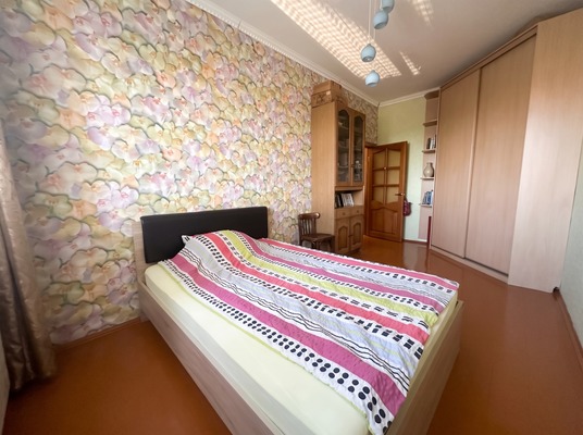 Продам трехкомнатную (3-комн.) квартиру, Чапаева ул, 8, Брянск г