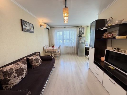 Продам трехкомнатную (3-комн.) квартиру, Кирова пр-кт, 14а, Симферополь г