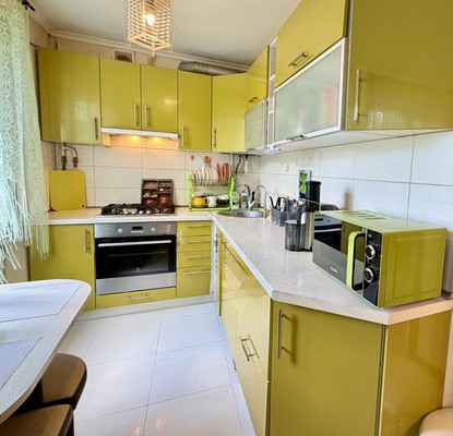 Продам трехкомнатную (3-комн.) квартиру, Кирова пр-кт, 14а, Симферополь г