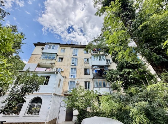 Продам трехкомнатную (3-комн.) квартиру, Кирова пр-кт, 14а, Симферополь г