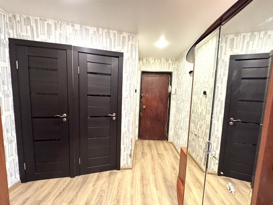 Продам трехкомнатную (3-комн.) квартиру, Спирина ул, 14к2, Красное Село г