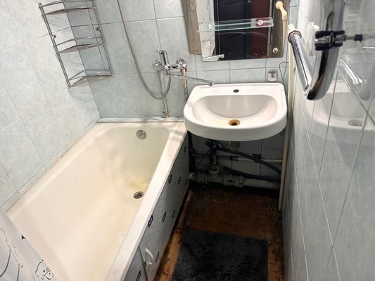 Продам трехкомнатную (3-комн.) квартиру, Спирина ул, 14к2, Красное Село г