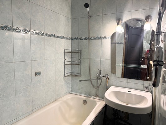 Продам трехкомнатную (3-комн.) квартиру, Спирина ул, 14к2, Красное Село г