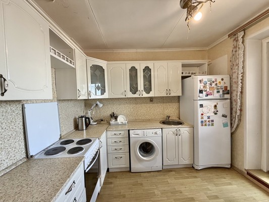 Продам трехкомнатную (3-комн.) квартиру, Камозина ул, 43, Брянск г